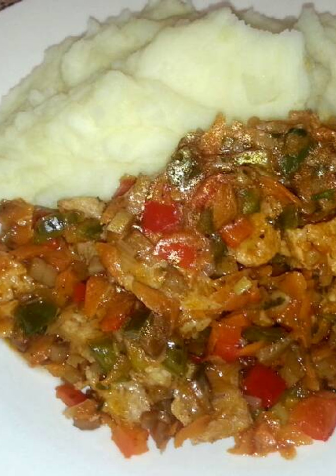 Una foto de Estofado de soja con puré de patatas (vegetariano)
