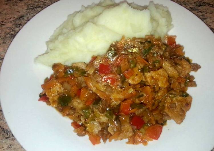 Estofado de soja con puré de patatas (vegetariano)