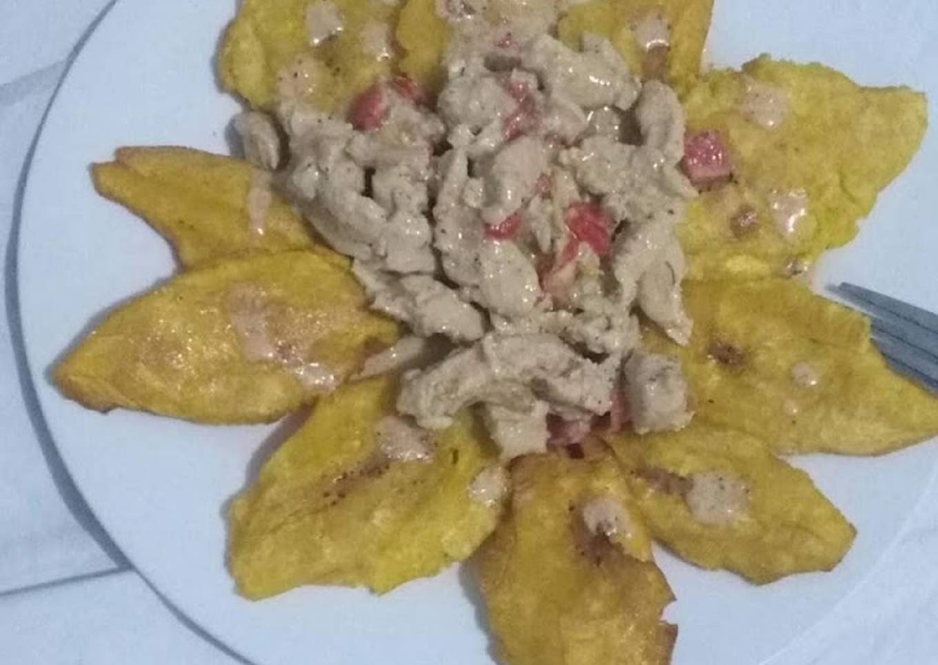 Pollo a la crema y tostones