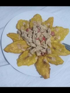 Una foto de Pollo a la crema y tostones