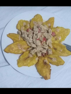 Una foto de Pollo a la crema y tostones