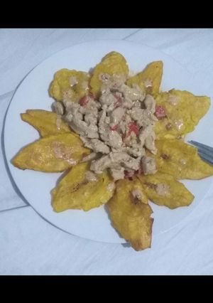 Una foto de Pollo a la crema y tostones