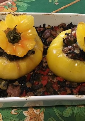 Une photo de Tomates géantes farcies sur lit de porc aux légumes
