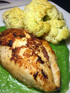 Una foto de Pollo al horno con crema de espinacas