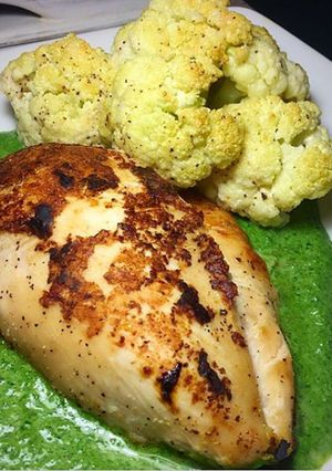 Una foto de Pollo al horno con crema de espinacas
