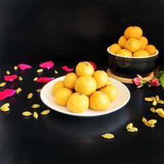 Besan ladoo A picture of Besan ladoo.