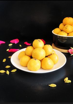 A picture of Besan ladoo.