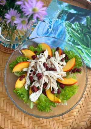 Hình của món Salad Đào, Ức Gà, Đậu Đỏ.