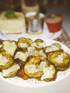 Una foto de Berenjenas con tomates caramelizados y queso