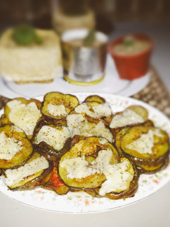 Una foto de Berenjenas con tomates caramelizados y queso