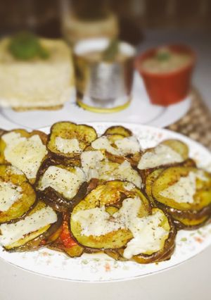 Una foto de Berenjenas con tomates caramelizados y queso