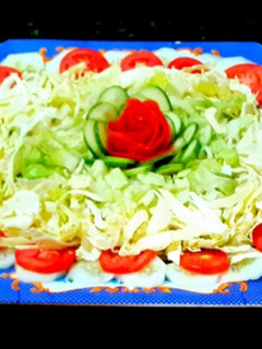 عکسی از دستور سالاد فصل با تزئین گل رز با پوست گوجه🌹