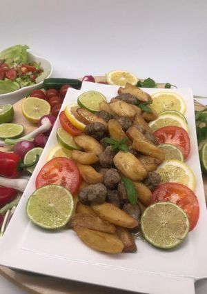 صورة لوصفة كرات اللحمة والبطاطا مع صوص الليمون