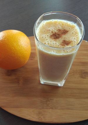 Zdjęcie przepisu Smoothie bananowo pomarańczowe z cynamonem.