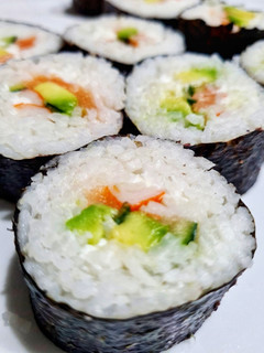Una foto de Maki de salmón hecho con Sushezi