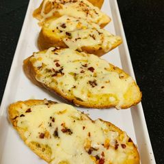 A picture of Garlic bread 🍞🧄.