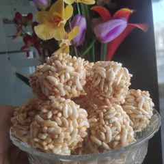 A picture of Puffed Rice Murmura Ladoos.