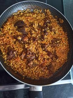 Una foto de Arroz con conejo