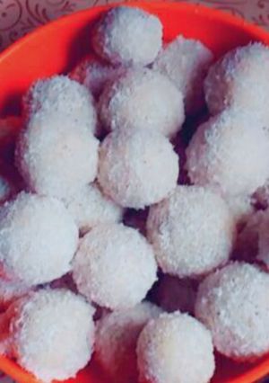 नारियल लड्डू (Nariyal laddu recipe in Hindi) रेसिपी मुख्य फोटो