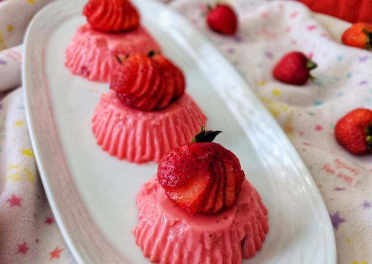 Strawberry panna cotta