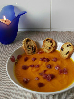 Una foto de Crema de zanahoria, calabaza y queso con jamón