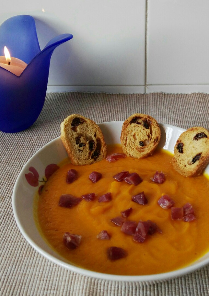 Una foto de Crema de zanahoria, calabaza y queso con jamón