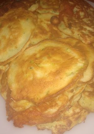 Una foto de Tortillitas de zucchini con cebollitas de verdeo.