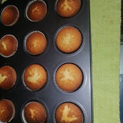 A picture of Vanila cup cakes.