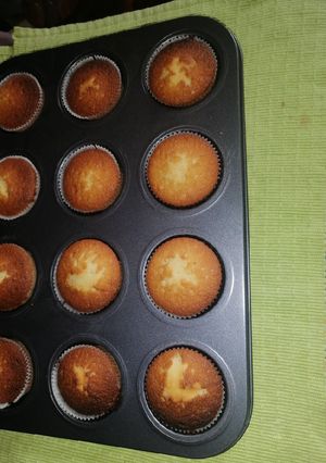 A picture of Vanila cup cakes.