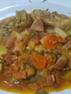 Una foto de Estofado de Pollo y Verduras. Sin Salsa ni picante