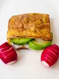 Falso sándwich 🥪 con "pan" proteico de huevo 🥚 relleno de queso de cabra Lusignan y palta al limón