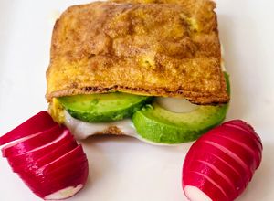 Una foto de Falso sándwich 🥪 con "pan" proteico de huevo 🥚 relleno de queso de cabra Lusignan y palta al limón