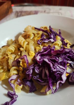 Una foto de Fideos con huevos y verduras