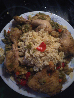 Una foto de Pollo marroquí con arroz hindú