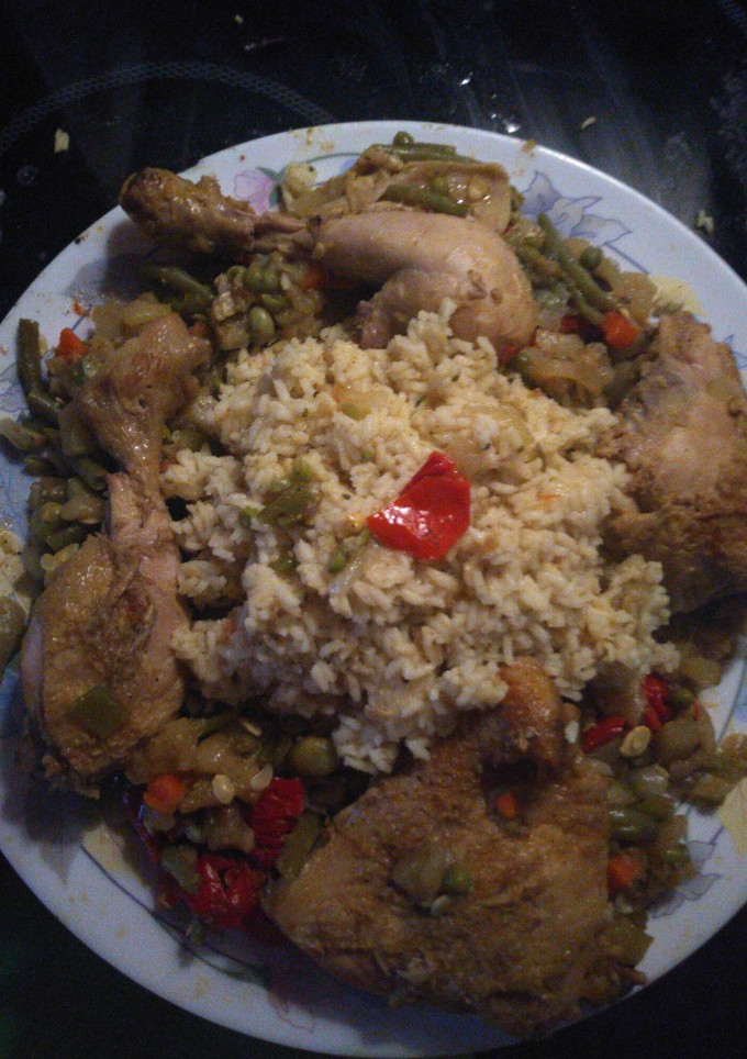 Una foto de Pollo marroquí con arroz hindú