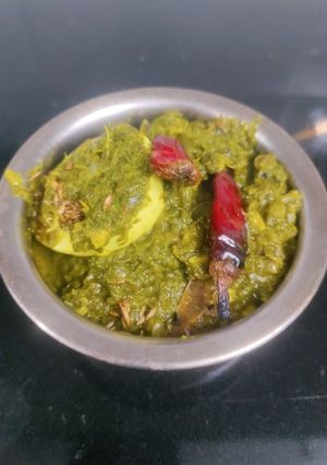 A picture of Egg spinach curry.