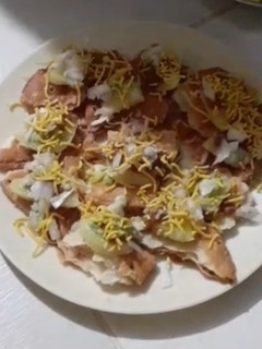ચાટ પૂરી (Chaat Puri Recipe In Gujarati) રેસીપી મુખ્ય ફોટો