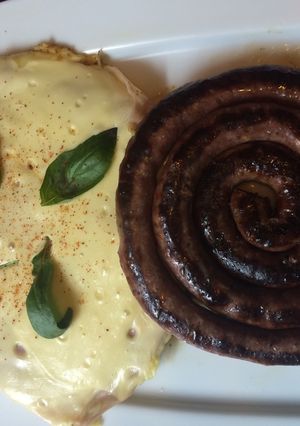 Una foto de Tortilla de espinacas con salchicha parrillera 