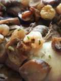 Filete de merluza al horno con gambas y champiñones