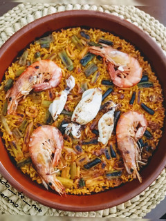 Una foto de Arroz al horno con fumet de pescado, ajos tiernos y sepia