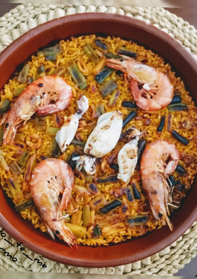 Una foto de Arroz al horno con fumet de pescado, ajos tiernos y sepia