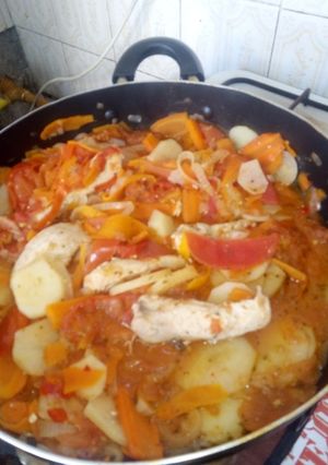 Una foto de Pollo a la casero la con verduras