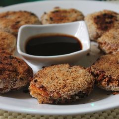 A picture of Potato cutlets with Tamarind sauce.