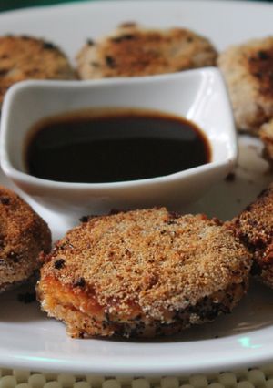 A picture of Potato cutlets with Tamarind sauce.