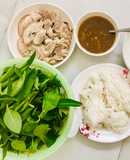 Bánh tráng cuốn rau rừng mắm nêm