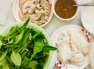 Hình của món Bánh tráng cuốn rau rừng mắm nêm.