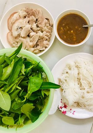 Hình của món Bánh tráng cuốn rau rừng mắm nêm.