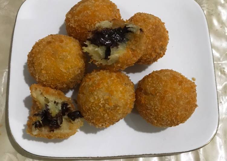 Bola pisang cokelat keju