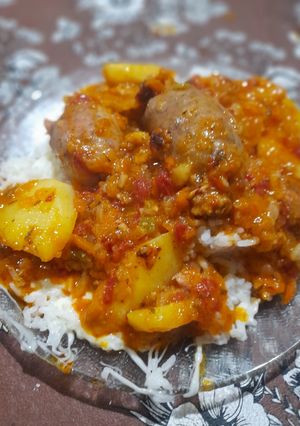 Una foto de Arroz con queso y salsa de chorizos bombom con papas