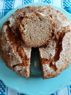 Una foto de Torta de banana, manzana y especias dulces